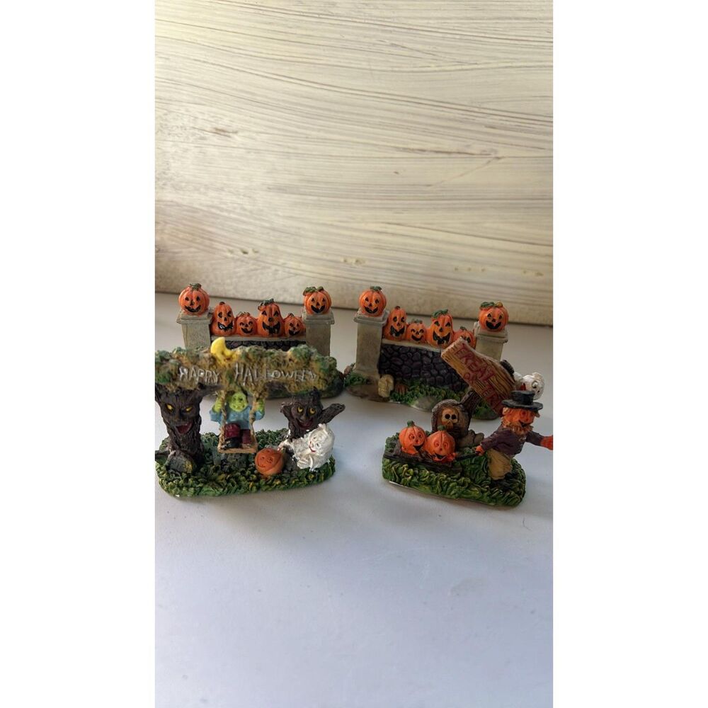 Lot of 4 Spooky Hollow Halloween Ceramic Decorations Pumpkins on a Fence